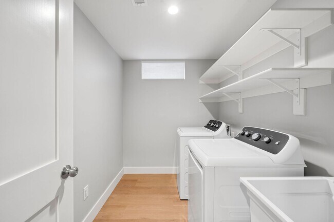 Building Photo - Remodeled 4BD, 3.5BA Home in South Park Hill with 2-Car Garage