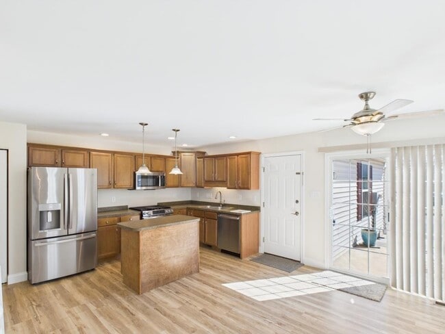 Building Photo - 720 E Newport Rd