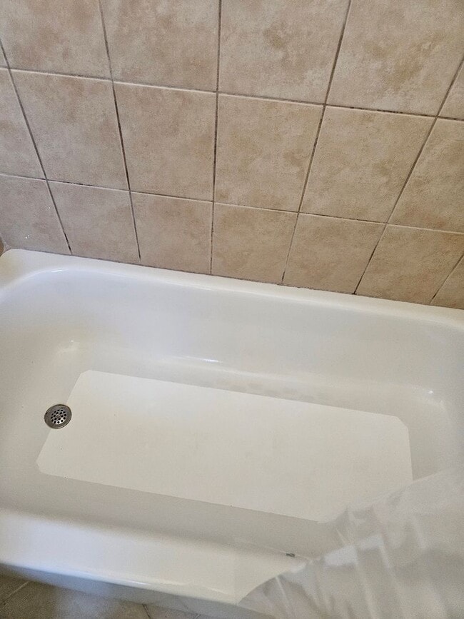 Building Photo - Large 3 Bedroom 2 Bath House