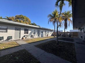 Building Photo - 825 SW 10th Dr