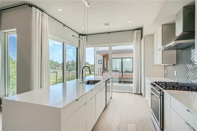 Building Photo - 5605 Sunshine Dr