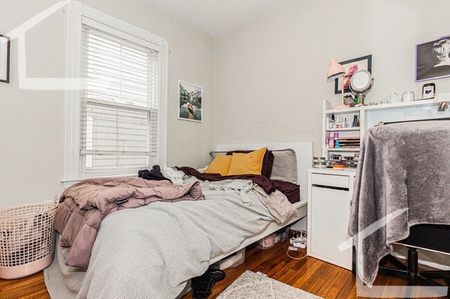 Building Photo - Charming 4 Bedroom-No Broker Fee