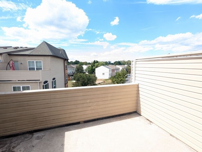 Building Photo - Modern 4 level townhouse available for imm...