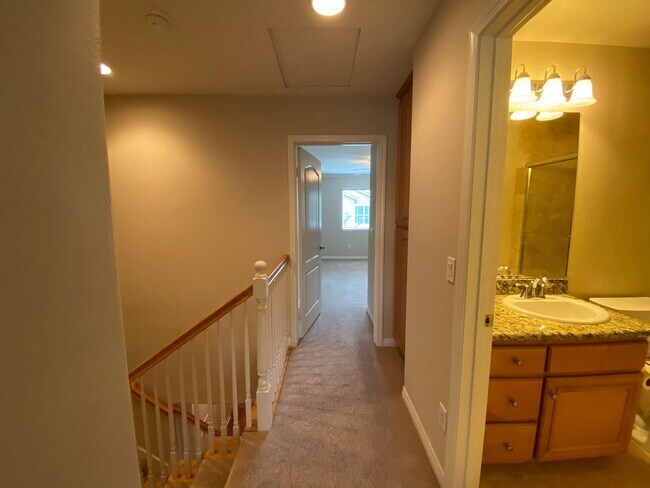Building Photo - Great Tri-Level Townhome in Coastal Carlsbad Location!