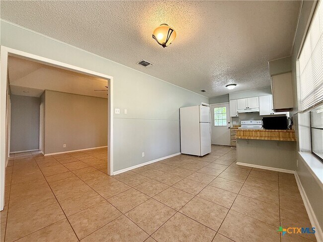 Building Photo - 705 Woodcrest Cir