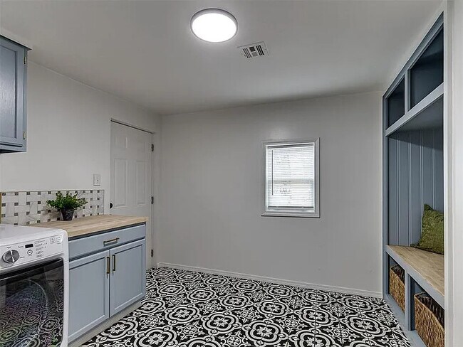 Building Photo - 1208 Jet Dr