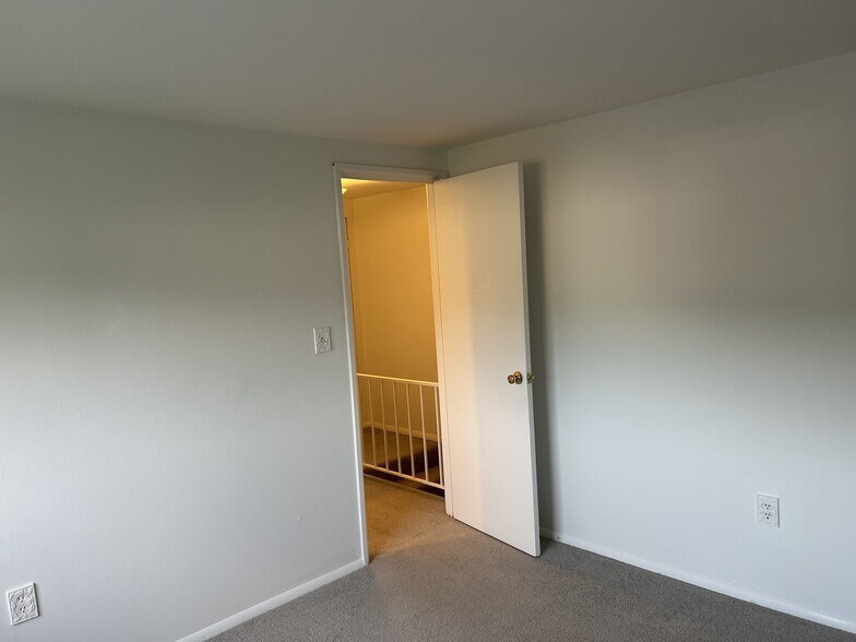 Building Photo - 218 Aster Ln