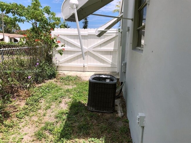 Building Photo - 1520 N 71st Terrace