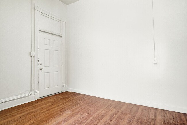 Building Photo - Central 1 Bedroom 1 Bath