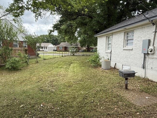 Building Photo - 914 Stratford Rd