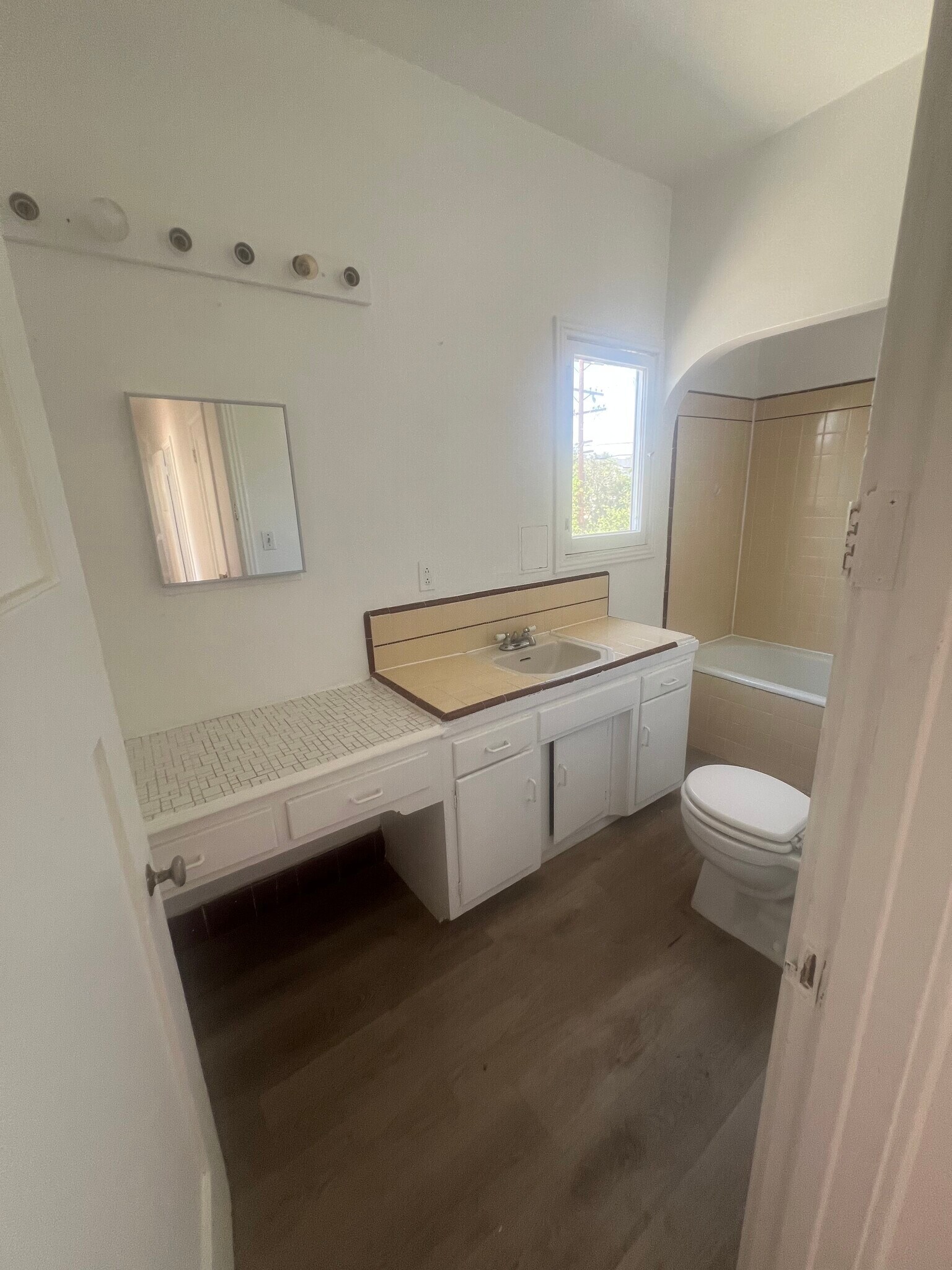 bathroom - 800 N Mansfield Ave