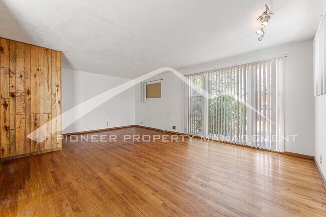 Building Photo - Single Family Home with 1 Car Garage and Central Air!