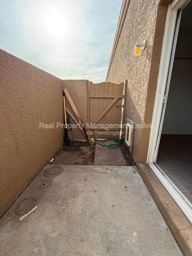 Building Photo - 502 W Yukon Dr