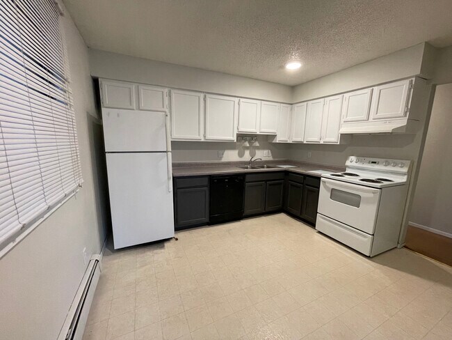 Building Photo - 504 S Van Buren St