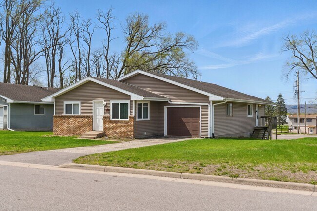 Building Photo - 927-933 Park Ave W