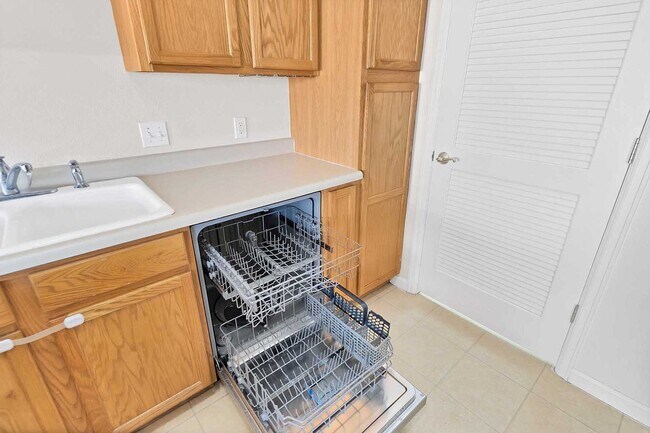 Building Photo - Modern 2-Bedroom, 2-Bath Condo in Grand Junction