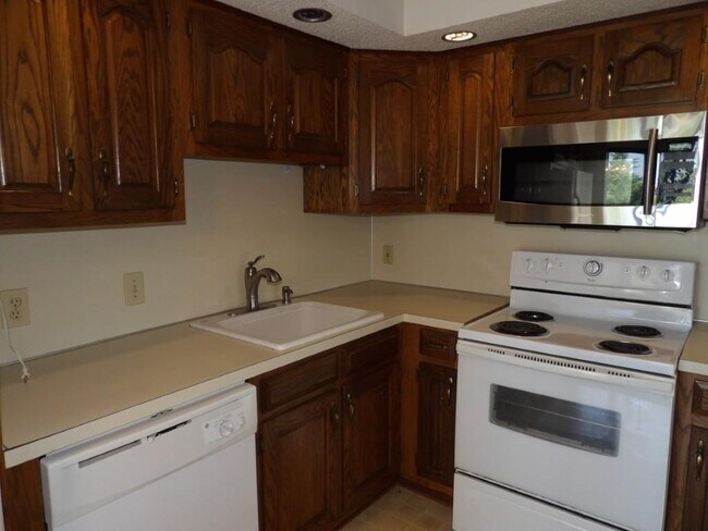 Building Photo - 4230 Pinehurst Cir