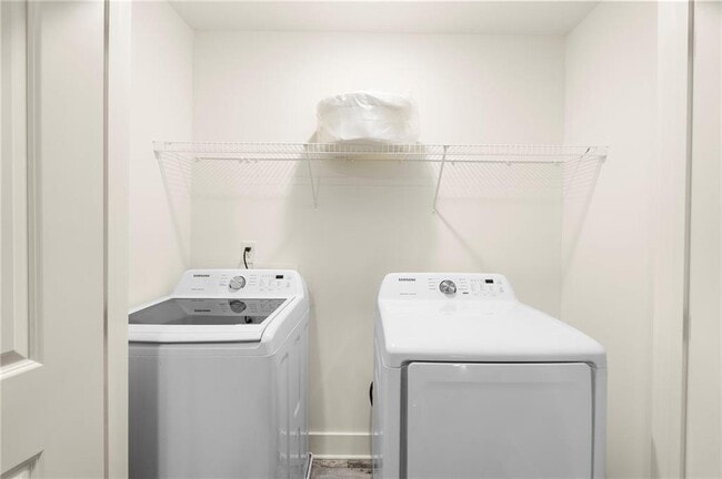 Building Photo - 1833 Edgehill Dr