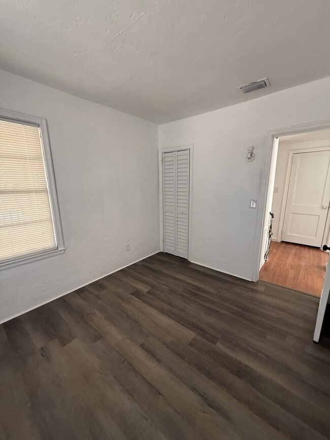 Building Photo - 656 NE Lake Dr