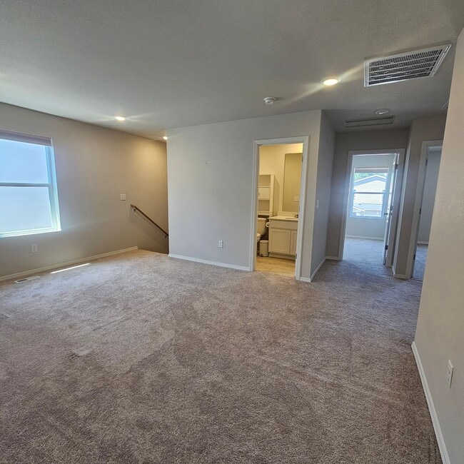 Building Photo - Move-In Ready 4 Bed, 2.5 Bath Home in Desirable Port Orchard Neighborhood
