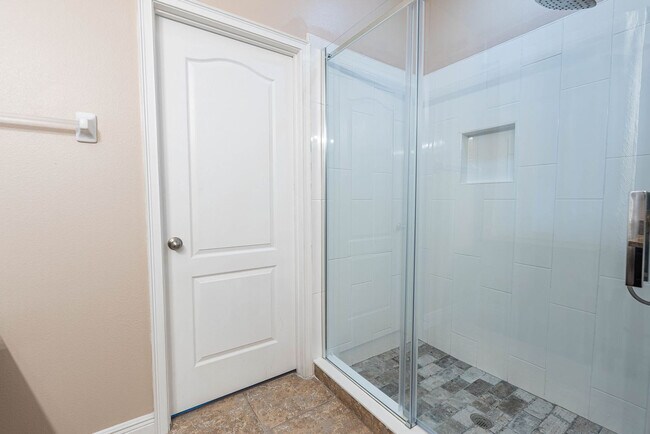 Building Photo - 8079 Brooksville Dr