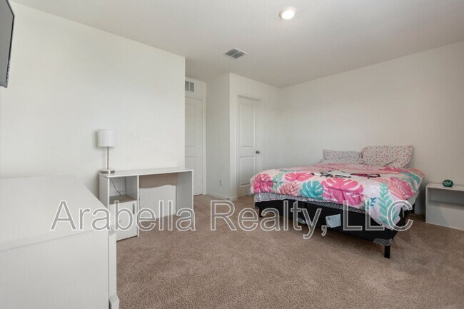 Building Photo - 5507 Finch Cyn