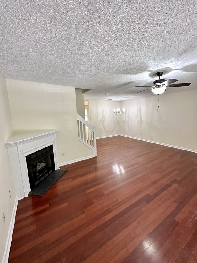 Building Photo - Cozy 2BR/2.5 Bath Townhouse in Holly Ridge