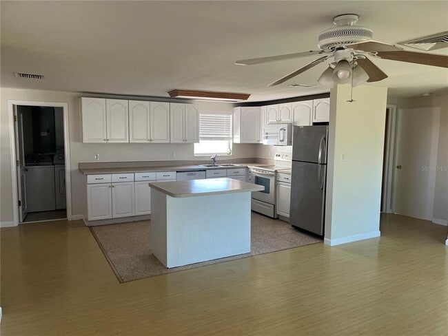 Building Photo - 142 Sandhurst Dr