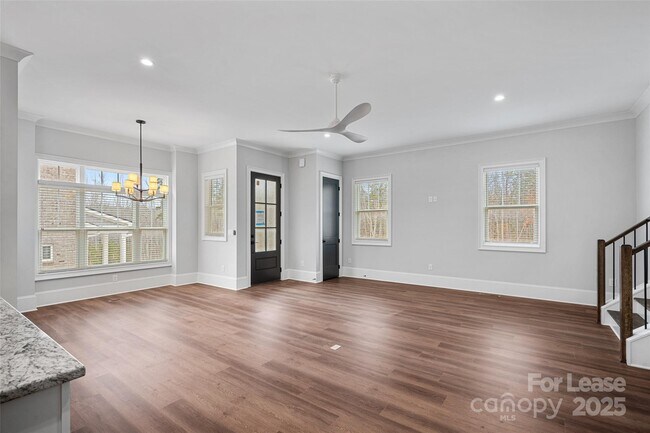 Building Photo - 805 Naples Dr