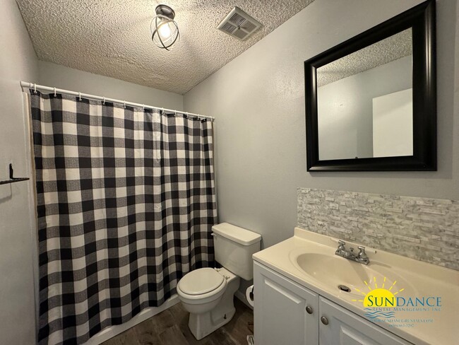 Building Photo - Adorable 2 Bedroom Home Centrally Located ...