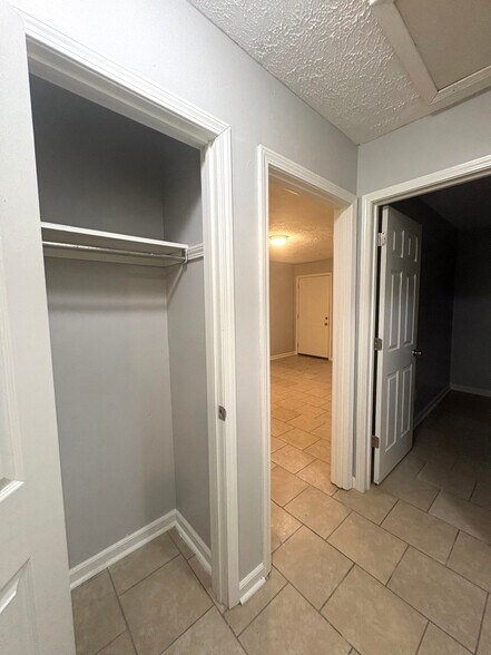 Building Photo - 11 Susan Cv