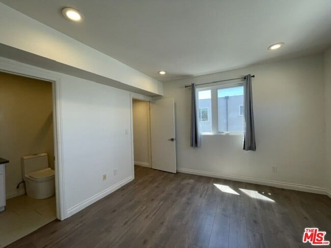 Building Photo - 5733 1/2 Fulcher Ave