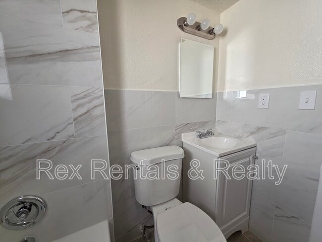 Building Photo - 2337 15th Ave S