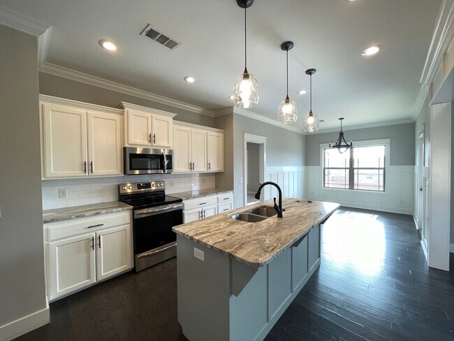 Building Photo - 202 Crestwood Ln