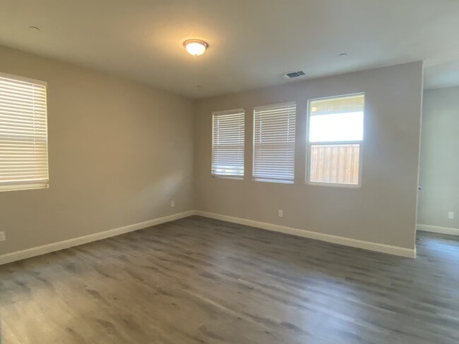 Building Photo - 220 Uccello Way