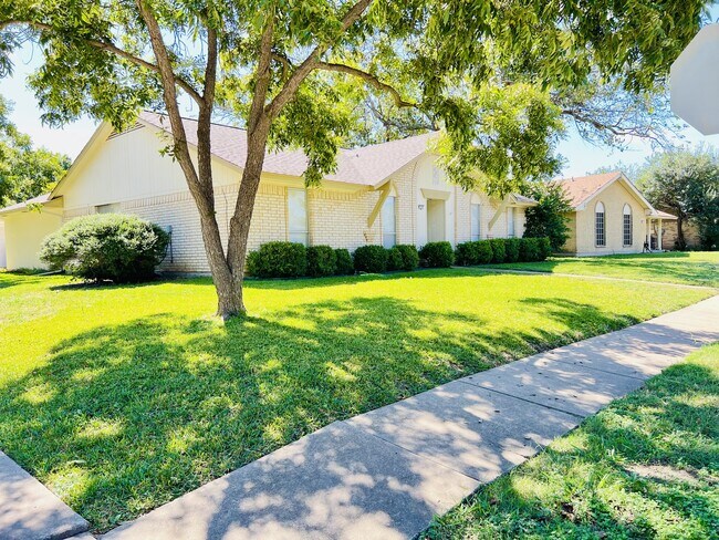 Building Photo - 2102 Richwood Dr