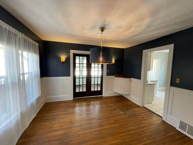 Building Photo - Three bedroom one bathroom home for rent