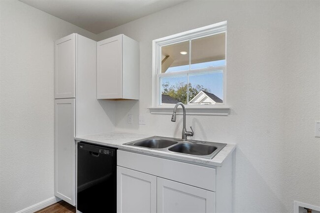 Building Photo - 2002 W 2nd St