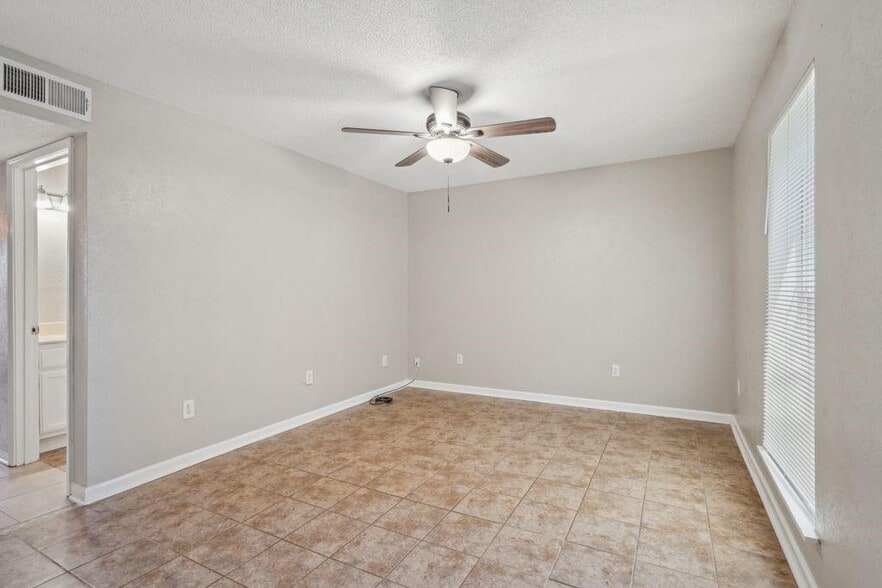Building Photo - 1635 Newport Pl