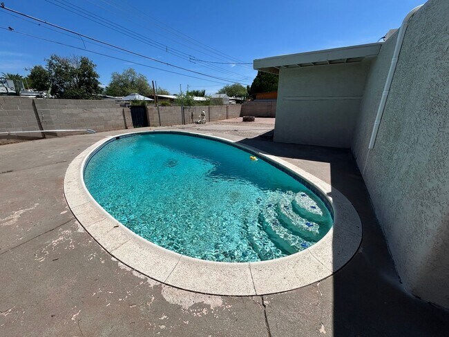 Building Photo - 4 Bedrooms PLUS Pool