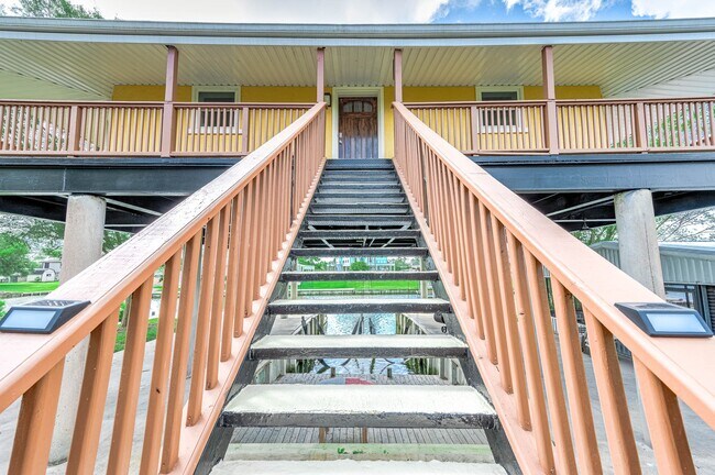 Building Photo - 302 Palm Dr