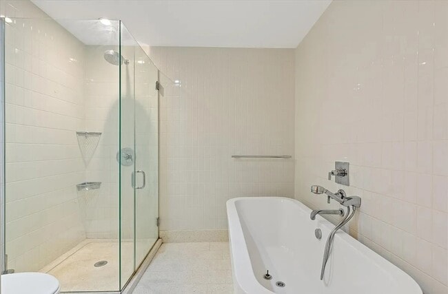 Building Photo - Modern Comfort in Every Corner