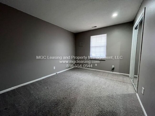 Building Photo - Comfortable 2-Bedroom Living in the Heart of Blue Springs