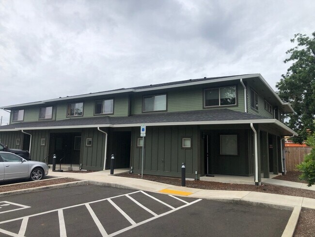 Building Photo - 8300 SE Flavel St