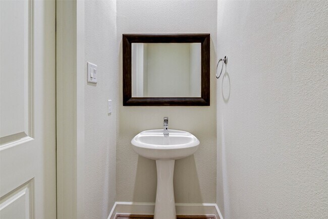 Building Photo - 1614 Northwood St