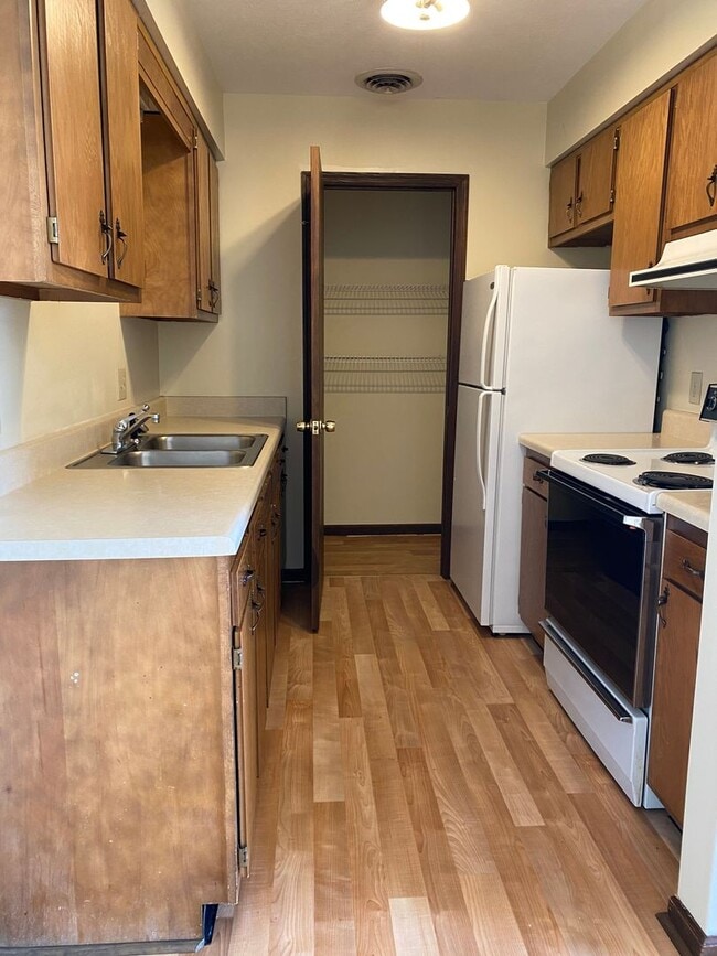 Building Photo - 2 Bedroom Apartment for Rent