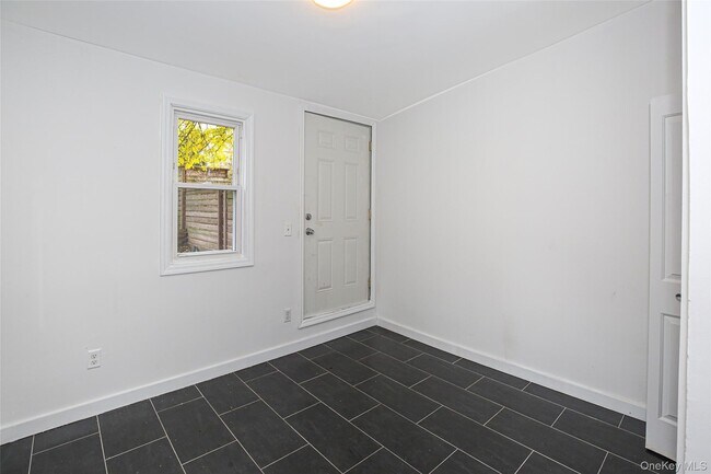 Building Photo - 1312 Putnam Ave