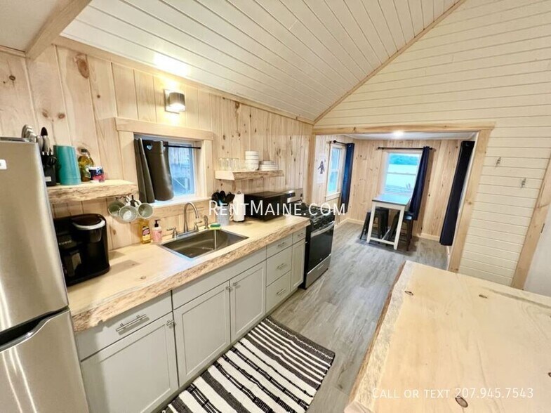 Building Photo - 8 Sand Beach Ln