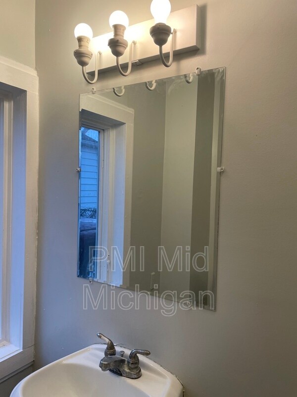 Building Photo - 1213 Lincoln