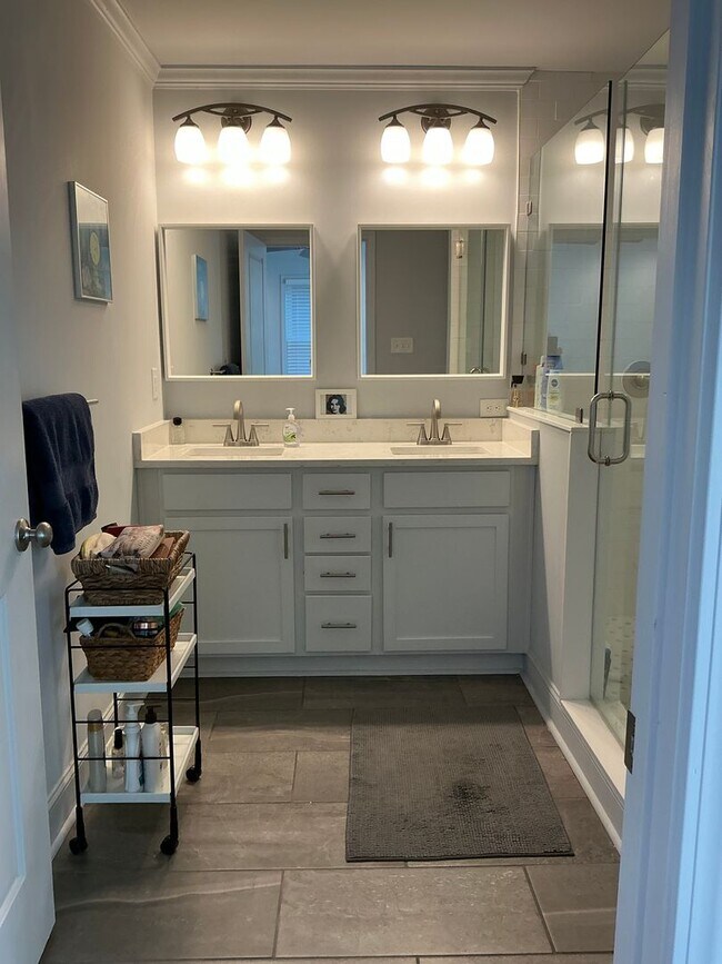 Building Photo - Charming 3 bedroom/ 2 bathroom Home Close to UGA and Hospitals!